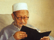 马松亭大阿訇在研读《古兰经》