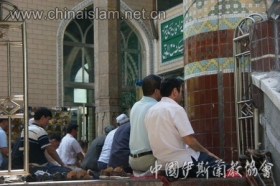 在清真寺做礼拜的穆斯林群