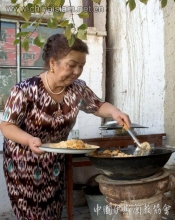 乌孜别克族妇女正在做抓饭