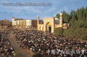 古尔邦节，穆斯林群众在喀
