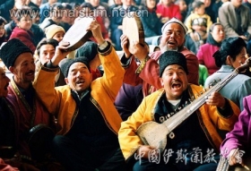 陶醉在欢乐之中的维吾尔族